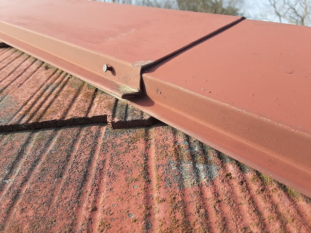 鹿嶋市スレート屋根棟板金の劣化